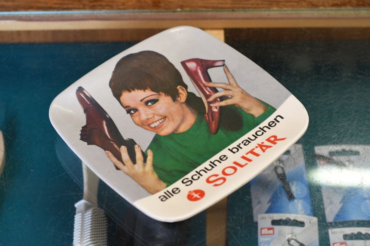 Geldschale mit nostalgischem Charme auf Viktor Schneiders Theke.