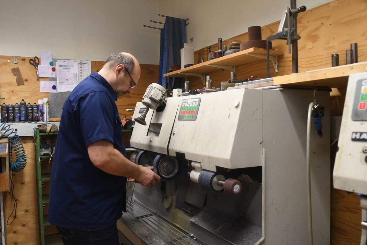 Wolfgang Staneker beim Abschleifen einer Sohle.