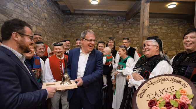 Die Betzinger versüßten Thomas Keck den Abschied. Eine Torte gab's vom Gewerbeverein, der Albverein schenkte ihm eine Glocke für