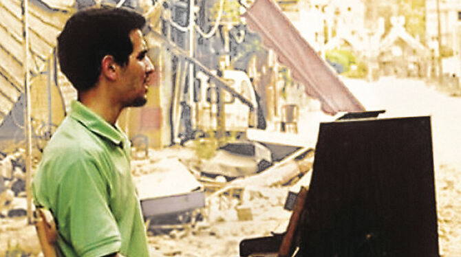 Pianist in den  Trümmern: Aeham Ahmad trat im Eninger Asylcafé auf. FOTO: FISCHER-VERLAG