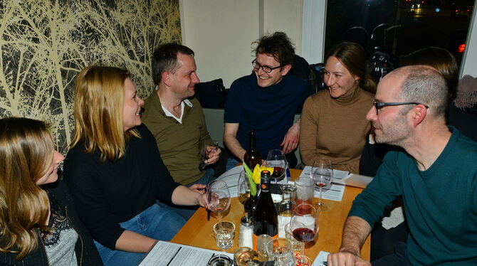 Die Teilnehmer des Hausparlaments von Oliver Krause (Vierter von rechts) diskutierten bei Rotwein über Europa. FOTO: NIETHAMMER