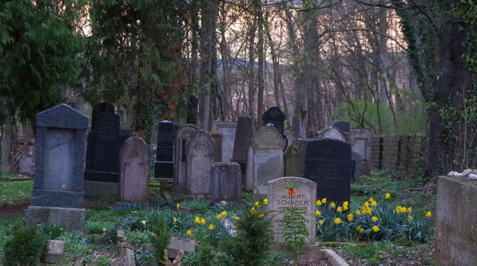 Um die Standsicherheit vieler Grabsteine ist es schlecht bestellt.