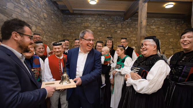 Die Betzinger Albvereinsgruppe schenkte Thomas Keck eine Glocke – ein nützliches Utensil, wenn es in Gemeinderatssitzungen hoch