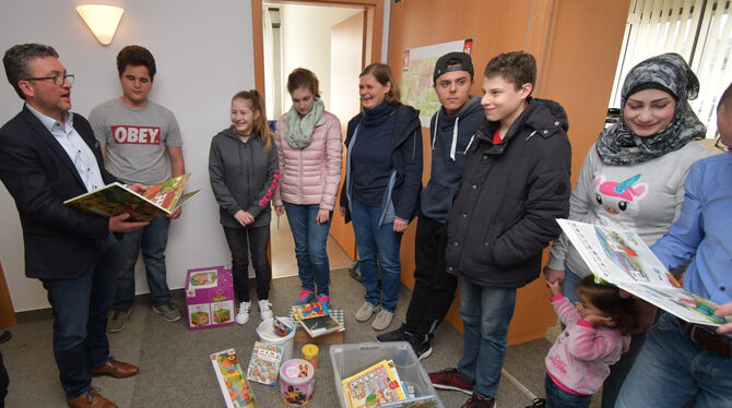 Jugendliche der Dreifürstensteinschule haben Spielsachen und Kinderbücher für Flüchtlingskinder angeschafft und OB Michael Bulan