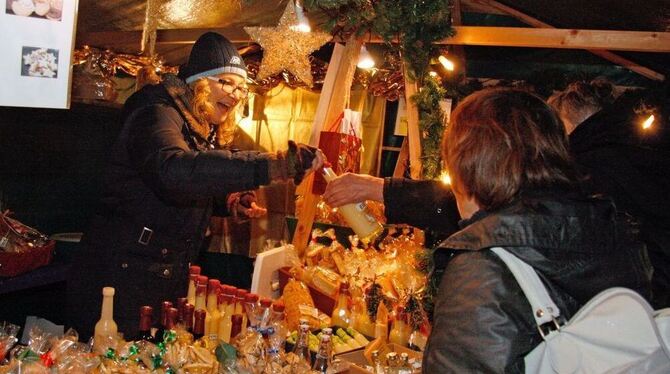 Stimmungsvoll: der Weihnachtsmarkt mit vielen heimischen Beschickern, die rund um die Krippenausstellung im Honauer Bahnhöfle sc