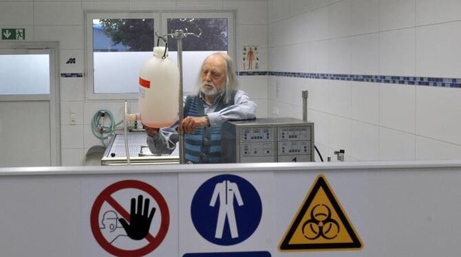 Klaus Sames in einem Bestattungsinstitut im baden-württembergischen Geislingen: Der emeritierte Mediziner will seinen Körper