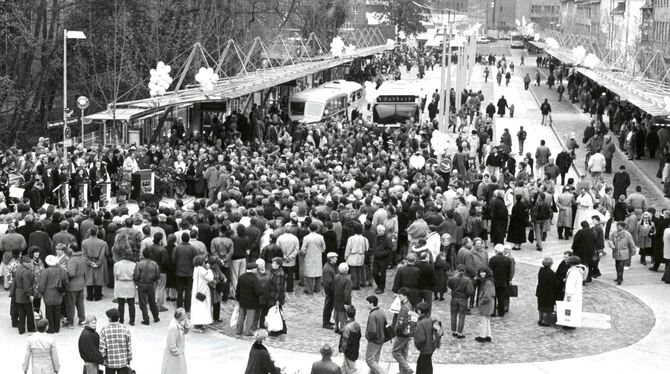 Wimmelbild zur Premiere: Die Eröffnung der Haltestelle »Stadtmitte« entwickelte sich am 16. April 1994 zum Volksfest. ARCHIVFOTO