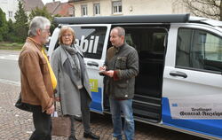 Johanna Kruppa und Lothar Schefenacker vor dem GEA-Mobil in Riederich. Redakteur Ralf Rittgeroth notiert ihre Auffassungen zur a