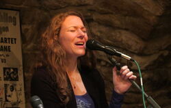 Eine Stimme voller Emotion: Natalie Elwood im Jazzclub in der Mitte.  FOTO: KNAUER
