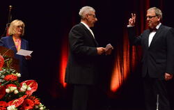 »So wahr mir Gott helfe«: Reutlingens neuer Oberbürgermeister Thomas Keck wird von Dr. Knut Hochleitner (Mitte) vereidigt. Erste