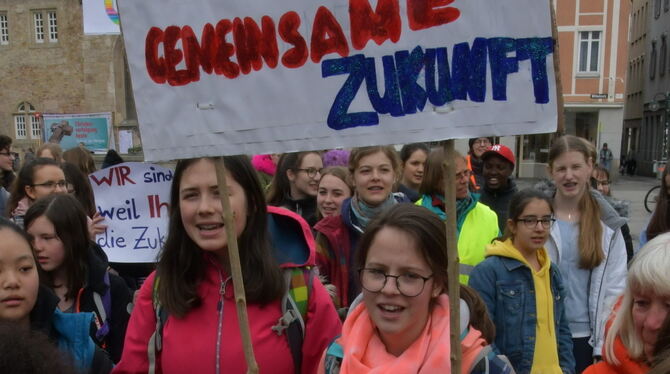 Junge und ältere Schüler marschieren am Freitag durch die Innenstadt, um auf die Gefahren des Klimawandels aufmerksam zu machen.