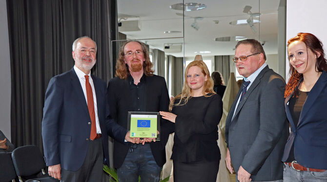 Landrat Thomas Reumann (links) überreichte Dietmar und Silvia Leichtle die LEADER-Projektplakette. Sehr zur Freude von Gottlob D