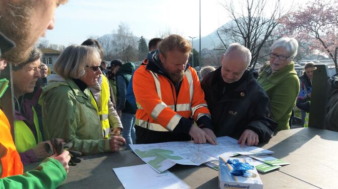 Gleich geht’s los bei der Markungsputzete in Eningen. Jens Herold zeigt den einzelnen Gruppen ihr Sammelgebiet.  FOTO: BÖHM