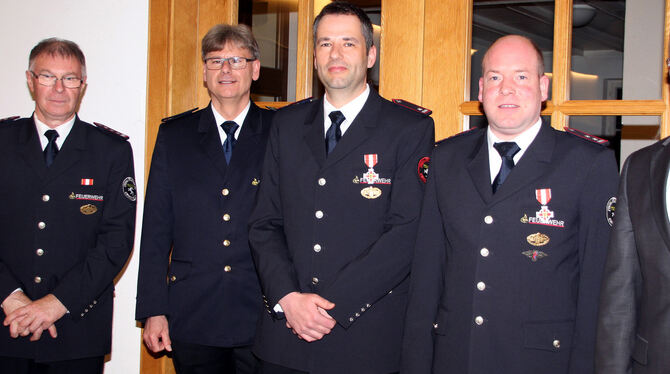 Ehrung für 25 Jahre Feuerwehrdienst (von links): Kommandant Anton Hummel, Kreisbrandmeister Wolfram Auch, Daniel Geist, Timo Glü
