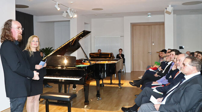 Dietmar und Silvia Leichtle stellten das Kulturhaus 33 vor, das am Samstagabend in festlichem Rahmen eröffnet wurde. FOTO: BLOCH