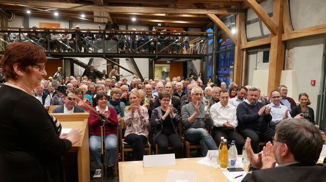 Lilli Reusch (links) erhielt am Freitagabend bei der Bürgerversammlung viel Applaus für ihre Leistung als Neuhausens Ortsvorsteh
