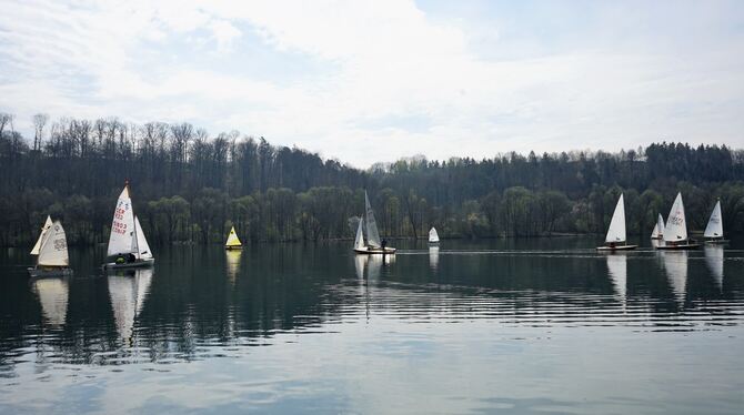 Start ins Frühjahr mit Regatta: Allerdings hätten sich die Teilnehmer gestern noch ein bisschen mehr Wind gewünscht.  FOTO: STRA