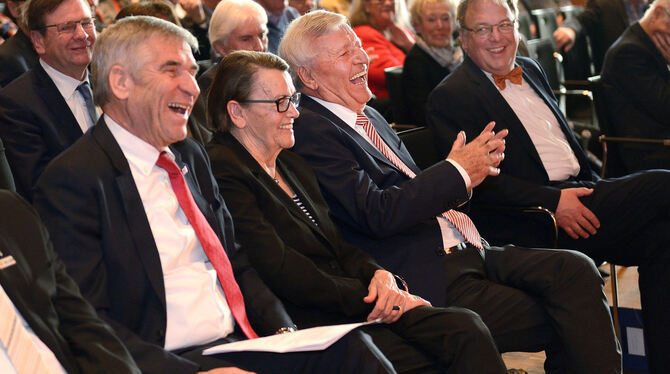 Ausgelassene Stimmung beim Abschied in der Reutlinger Stadthalle: Ulrich Lange (Mitte) flankiert von seiner Ehefrau Monika (link