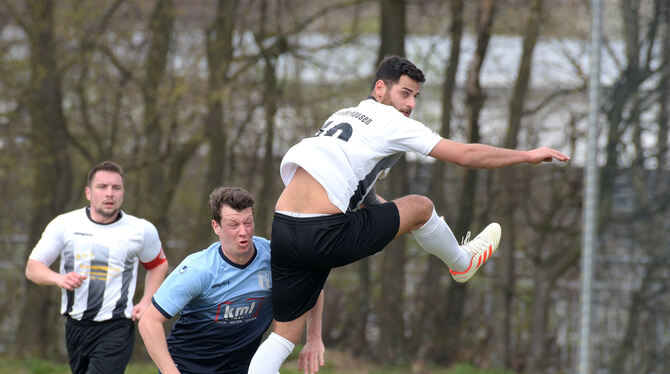 Höhenflieger Patrizio Mosca behält mit dem TV Unterhausen in Betzingen mit 1:0 die Oberhand. In der Mitte: Jannes Scheffler, lin Höhenflieger Patrizio Mosca behält mit dem TV Unterhausen in Betzingen mit 1:0 die Oberhand. In der Mitte: Jannes Scheffler, lin