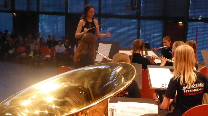 Janina Szemkus hatte beim Frühjahrskonzert des Musikvereins ihren letzten Auftritt als Dirigentin des Jugendensembles. FOTO: BER