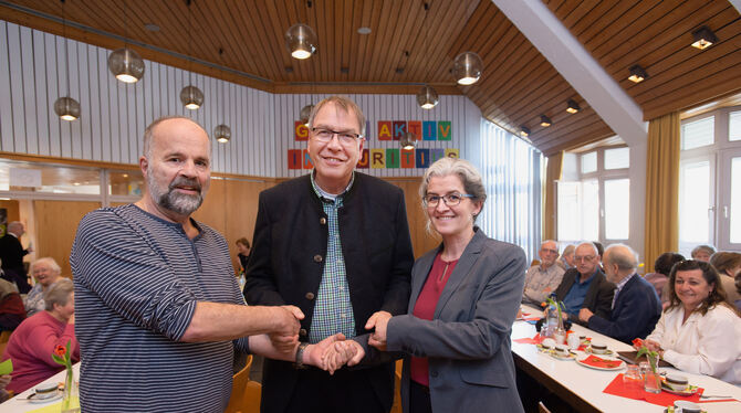 Die sichtlich zufriedenen Vorsitzenden gratulieren sich zum Zusammenschluss der drei Krankenpflegevereine (von rechts): Pfarrer