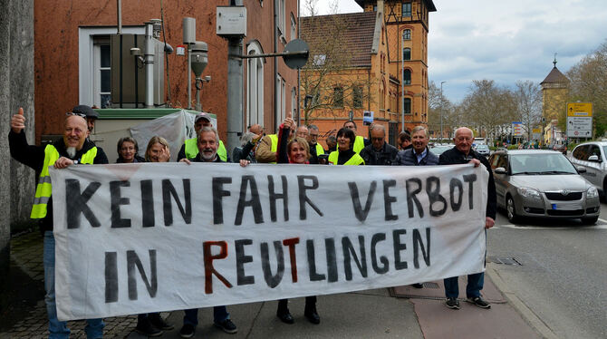 Demo vor der Messstation Lederstraße: »Der Protest soll überparteilich und friedlich verlaufen.«  Foto: Niethammer