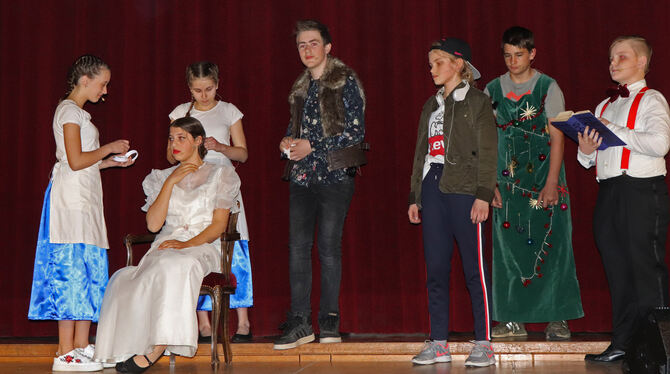 Die Klassen sieben der Gustav-Mesmer-Realschule führten das Musical »Prinz Owi lernt König« auf. FOTO: BLOCHING