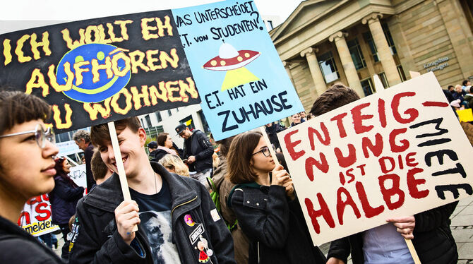 Menschen demonstrieren auf dem Stuttgarter Schlossplatz gegen zu hohe Mieten in der Stadt.  FOTO: LICHTGUT/SCHMIDT