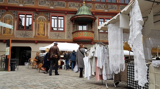 Antikes, Gesundes, Schmackhaftes:  Der Antiquitäten- und Frühlingsmarkt lockt Tausende Besucher nach Tübingen.  FOTO: FRANZ