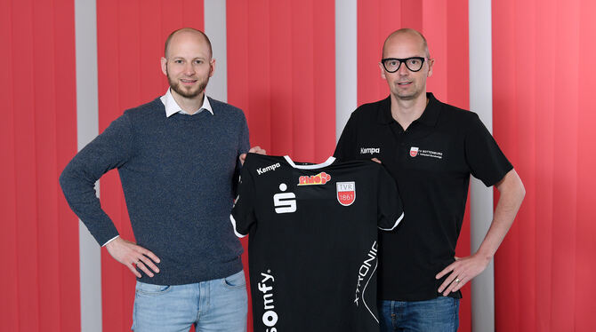 Christophe Achten (rechts) wird von Manager Philipp Vollmer als neuer Trainer des TV Rottenburg präsentiert. FOTO: VEREIN