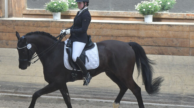 Triumphiert in der M-Prüfung: Sarah Viktoria Pürmaier auf San Salvador. FOTO: MEYER Triumphiert in der M-Prüfung: Sarah Viktoria Pürmaier auf San Salvador. FOTO: MEYER