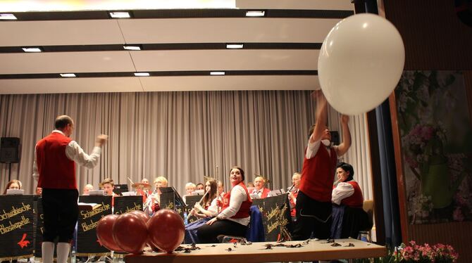 Der Auftritt der Stammkapelle des Musikvereins Mittelstadt wurde mit Knalleffekten durch platzende Luftballons angereichert.