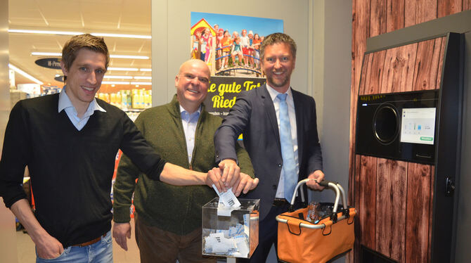 In kurzer Zeit viele Pfandbons in der Spendenbox: Marc-Christian Tomschi und Rolf Schöck vom Edeka-Markt zusammen mit Bürgermeis