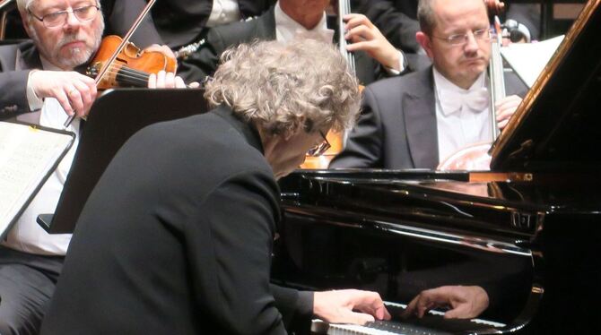 Was eine Linke alles kann: Pianist Pascal Rogé in Ravels Klavierkonzert.  FOTO: KNAUER