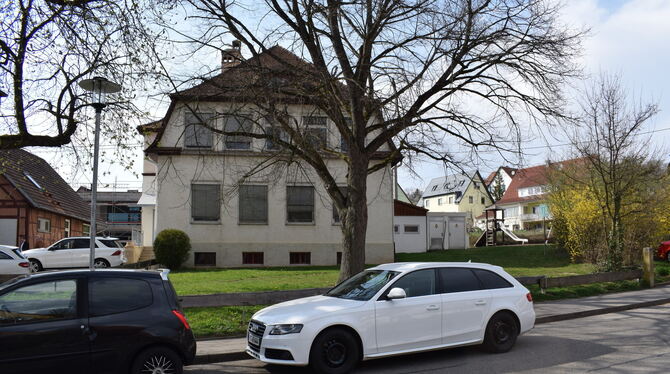 Das ehemalige Schulhaus am Schillerplatz wird saniert. Das beschloss der Gemeinderat am Dienstagabend.   FOTO: SPAHLINGER