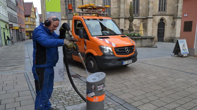 Ein Spezialunternehmen beseitigt Schmierereien in der Reutlinger Fußgängerzone.