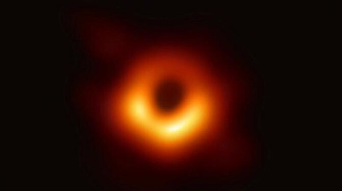 Erstes Bild eines Schwarzen Lochs