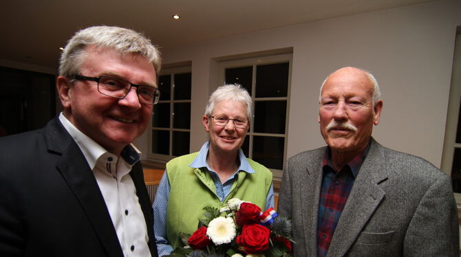 Bad Urachs Bürgermeister Elmar Rebmann (links) hat Barbara und Peter Ernst die Bürgermedaile verliehen.  FOTO: FINK