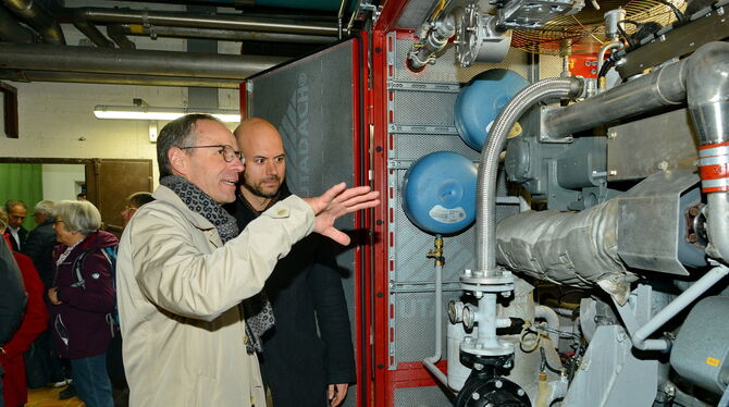 Vor-Ort-Termin im Klärwerk: Bürgermeister Bernd Haug (links) erläutert dem neuen Kollegen Christian Majer die Anlage. FOTO: NIET
