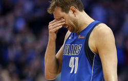 Tränen zum Abschluss einer famosen Karriere: Dirk Nowitzki.  FOTO: DPA