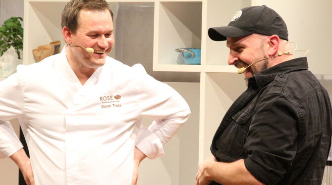 Koch Simon Tress (links) und sein Küchengehilfe Dominik »Dodokay« Kuhn verstehen sich nicht nur auf Schwäbisch, sondern auch am