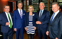 Gruppenbild mit Dame: Die IHK-Vizepräsidenten Maute, Schwörer und Eberspächer-Roth sowie Innenminister Strobl und IHK-Präsident