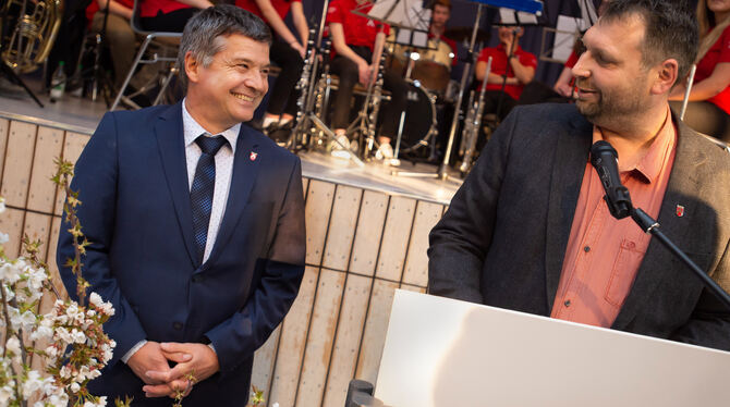 Egon Betz (links) wird von seinem Stellvertreter Gerd Klett zu seiner zweiten Amtszeit vereidigt.  FOTO: GERLINDE TRINKHAUS
