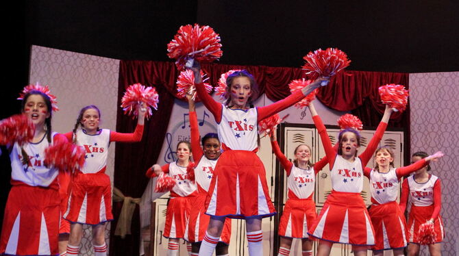 Cheerleader-Szene aus dem »High School Musical«, das am Donnerstag und Freitag über die Georgensaal-Bühne ging. FOTOS: KOZJEK