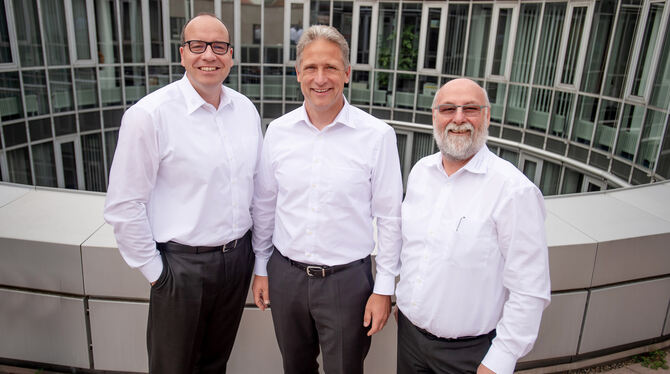 Der Vorstand der Volksbank Ermstal-Alb (von links): Michael Stadelmaier, Vorsitzender Martin Schnitzler und Karl Herrmann. FOTO: