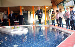 Bürgermeister Klemens Betz führt die Gäste durch das Sternberghallenbad in Gomadingen. FOTO: LEIPPERT