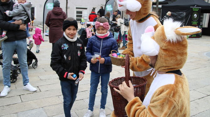 Bunte Eier und Hasen aller Art sorgten vor dem Rathaus für frohe Mienen. FOTO: OECHSNER Bunte Eier und Hasen aller Art sorgten vor dem Rathaus für frohe Mienen. FOTO: OECHSNER