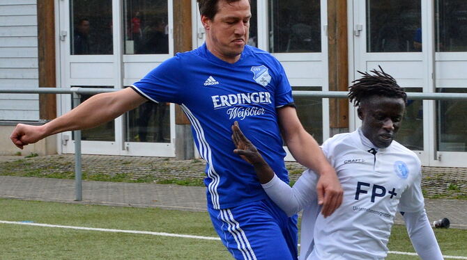 Der TSV Genkingen erkämpfte sich bei den Young Boys ein 3:3-Unentschieden. Genkingens Abwehrrecke Patrick Deh (links) im Zweikam
