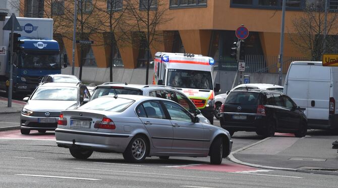 Typische Szenen in der Lindachstraße: Ein Rettungswagen versucht zwischen Autos durchzukommen.