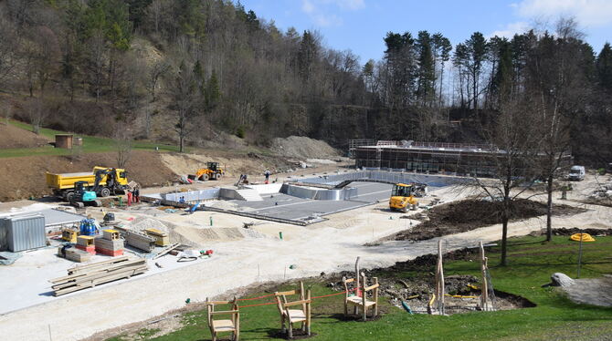 Die Schlussrechnungen für die Sanierung des Münsinger Freibads werden bald fällig.   FOTO: WURSTER